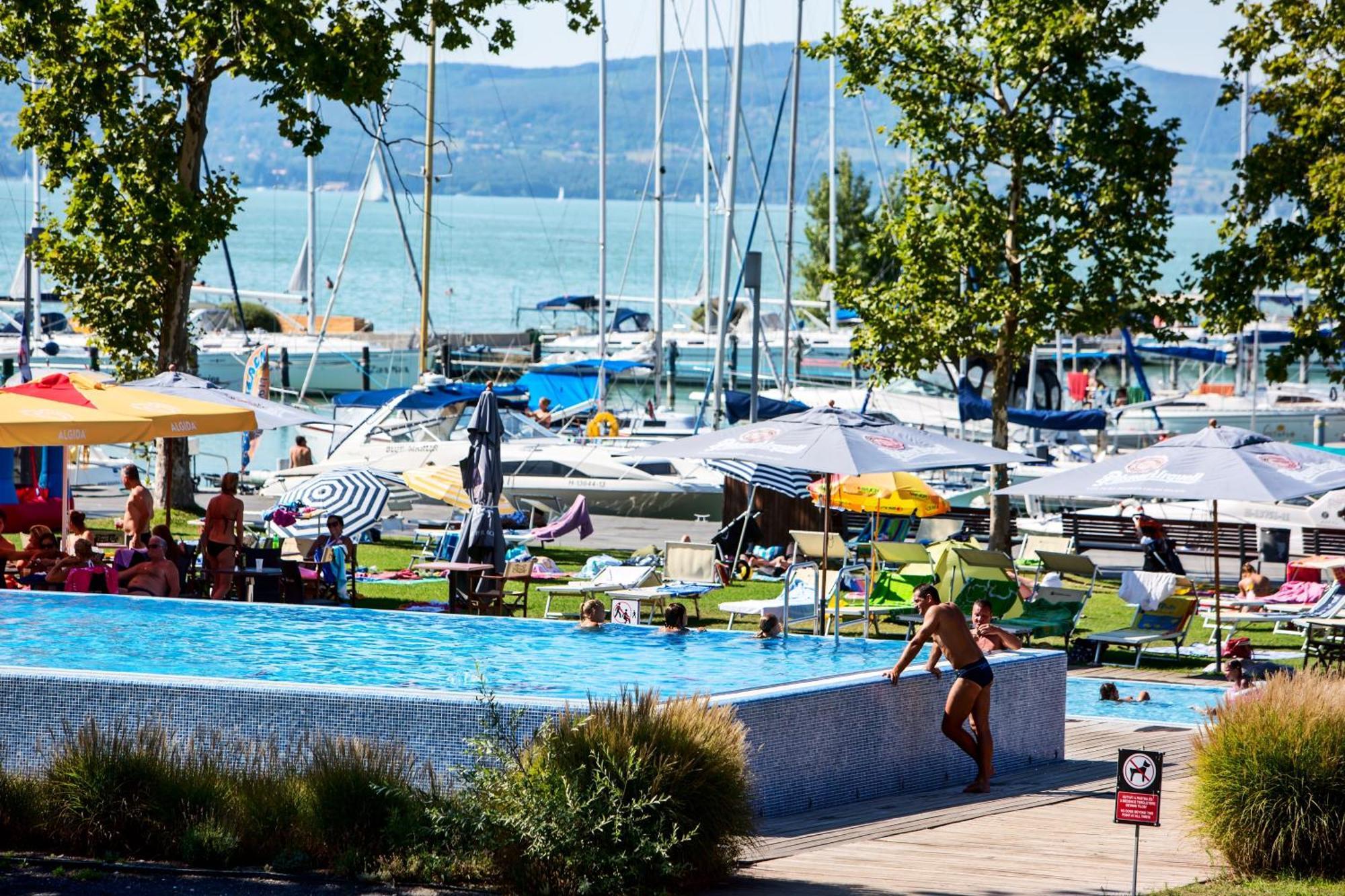 Bavaria Club Apartman Balatonlelle Esterno foto