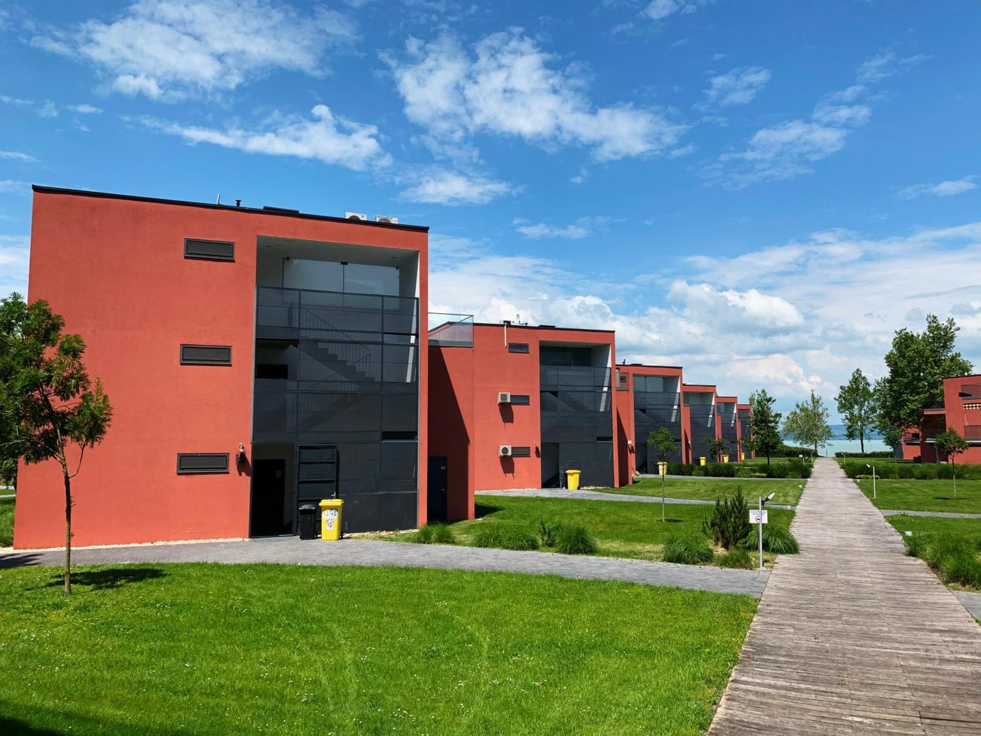 Bavaria Club Apartman Balatonlelle Esterno foto
