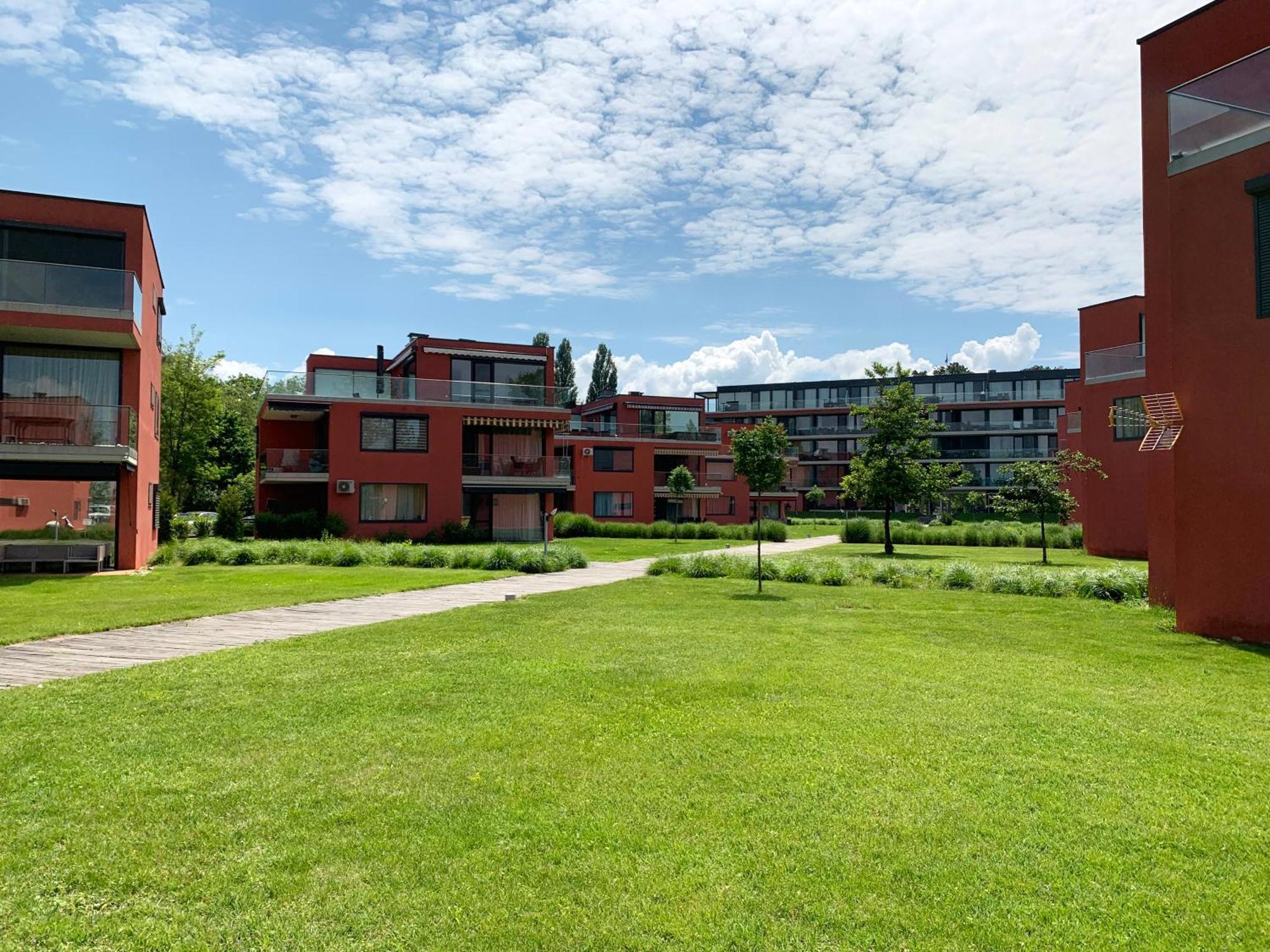 Bavaria Club Apartman Balatonlelle Esterno foto