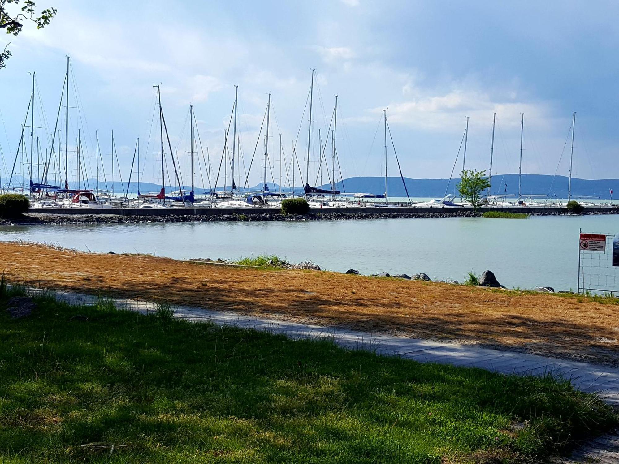 Bavaria Club Apartman Balatonlelle Esterno foto